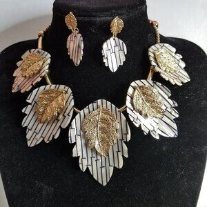 NEW Black White & Gold Chunky Acrylic Leaf Statement Necklace Set